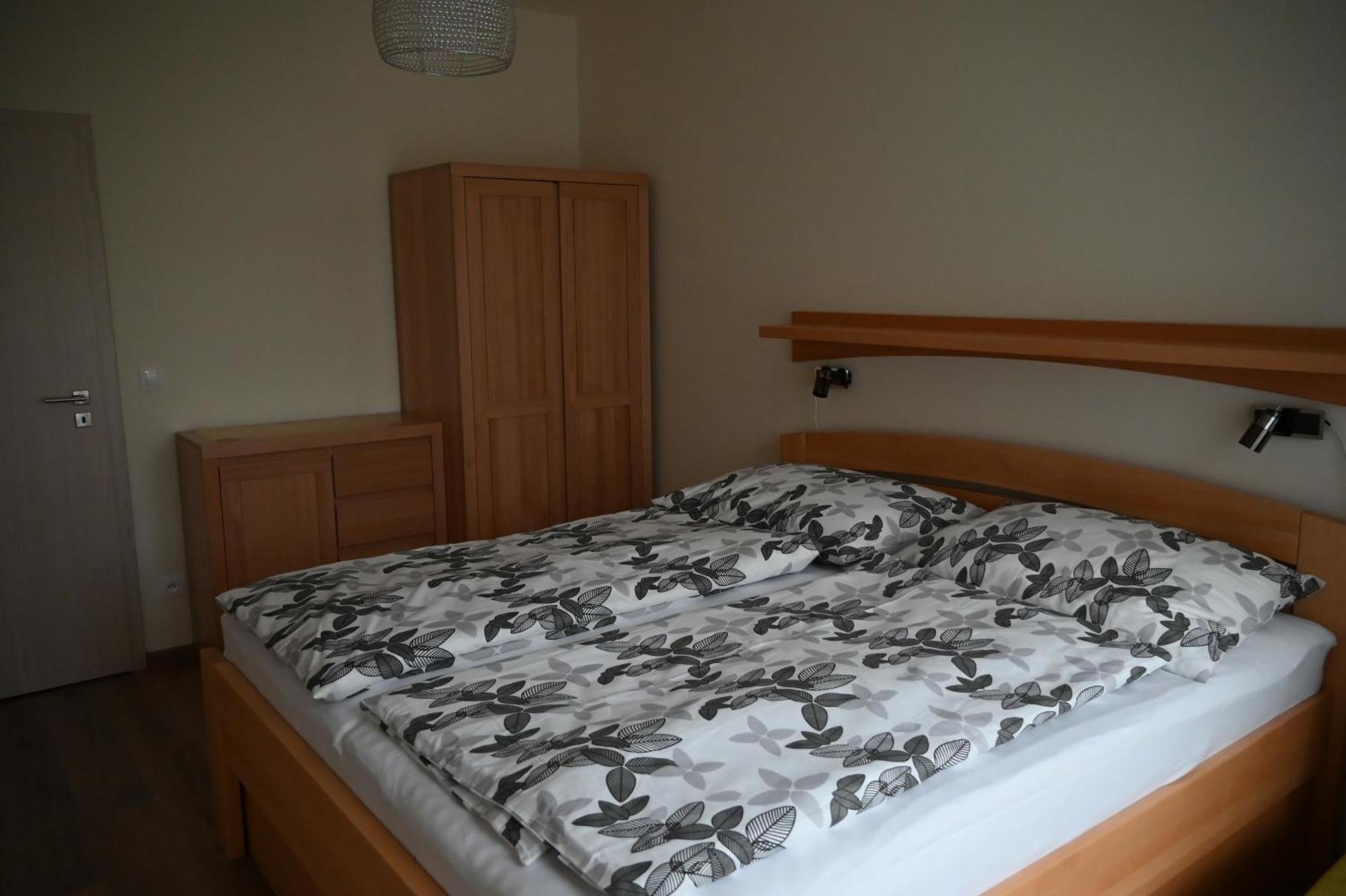 Apartman Perla 28, Ricky Luaran gambar