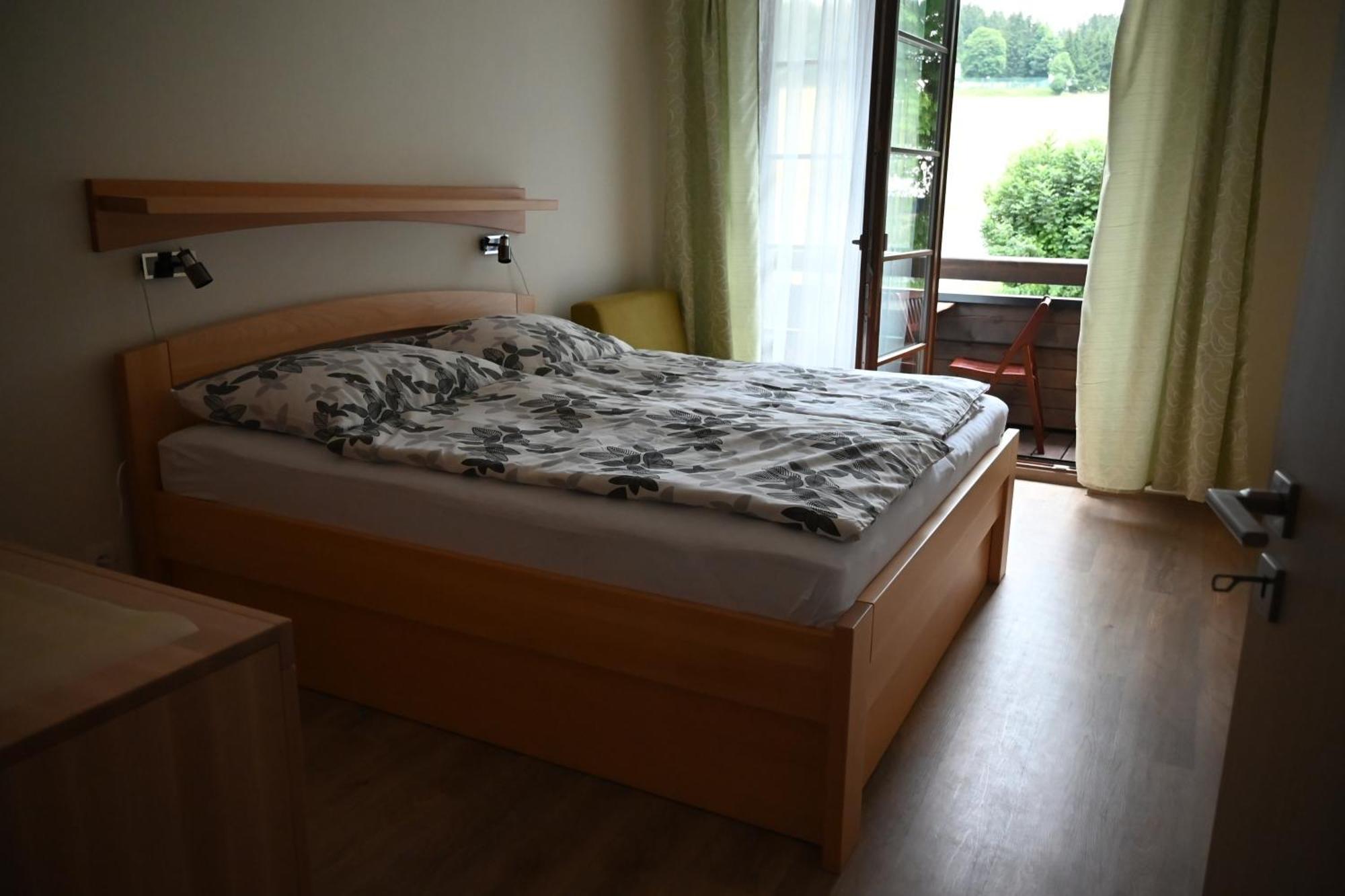 Apartman Perla 28, Ricky Luaran gambar