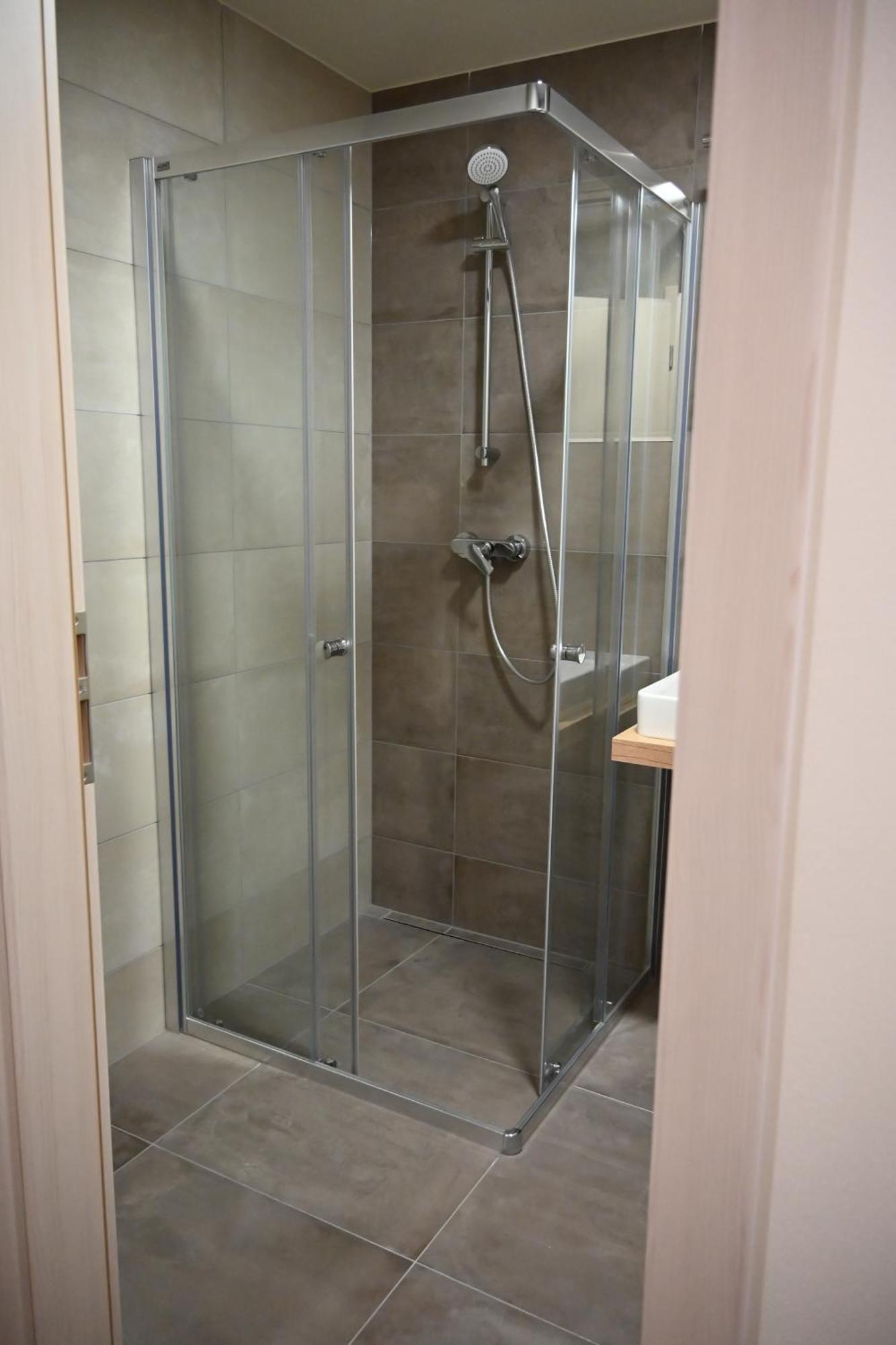 Apartman Perla 28, Ricky Luaran gambar
