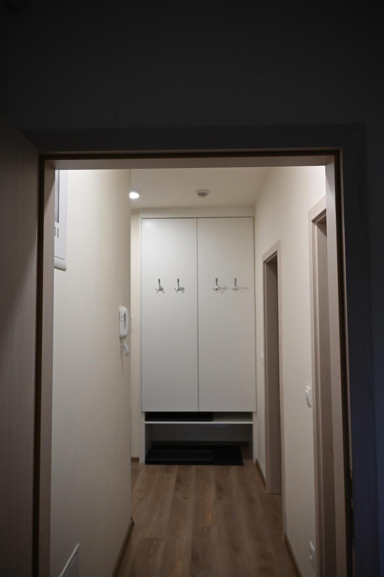 Apartman Perla 28, Ricky Luaran gambar