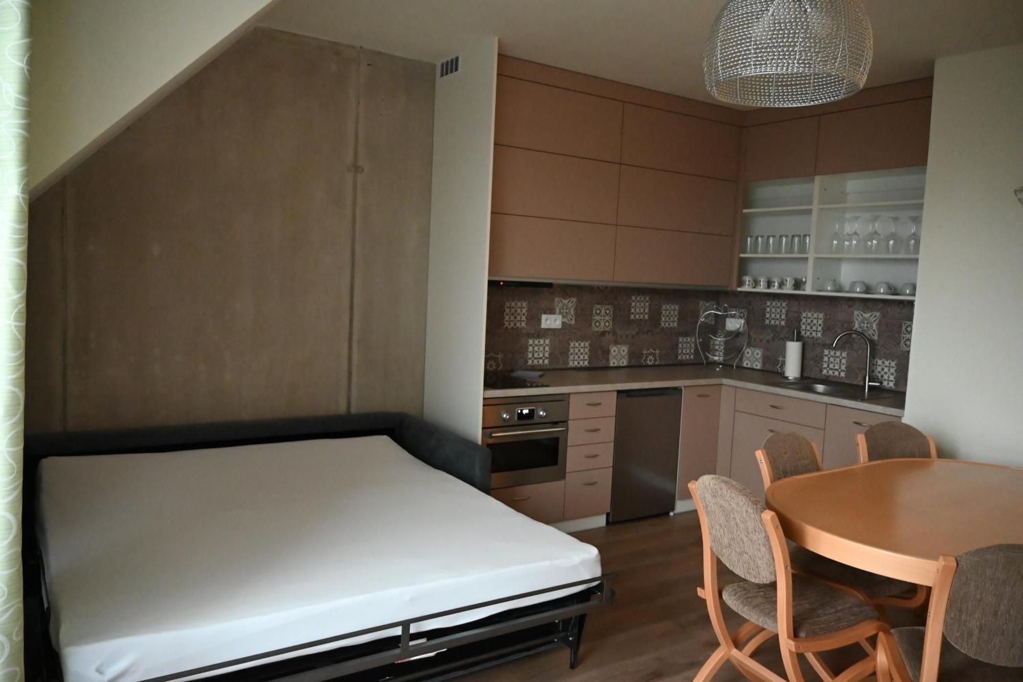 Apartman Perla 28, Ricky Luaran gambar