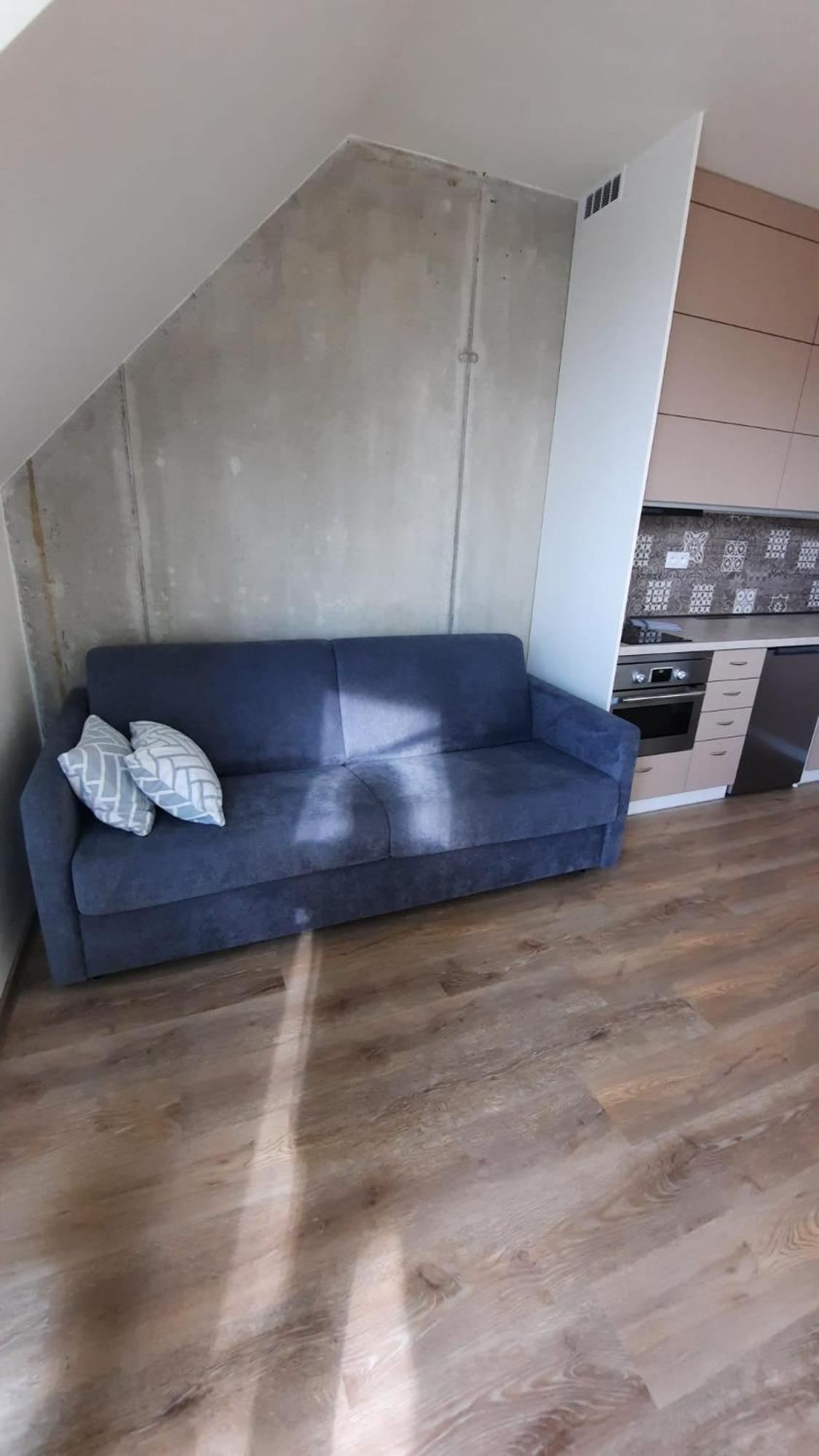 Apartman Perla 28, Ricky Luaran gambar