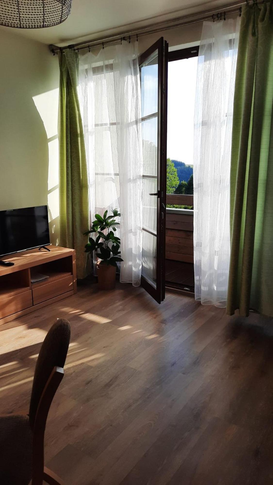 Apartman Perla 28, Ricky Luaran gambar