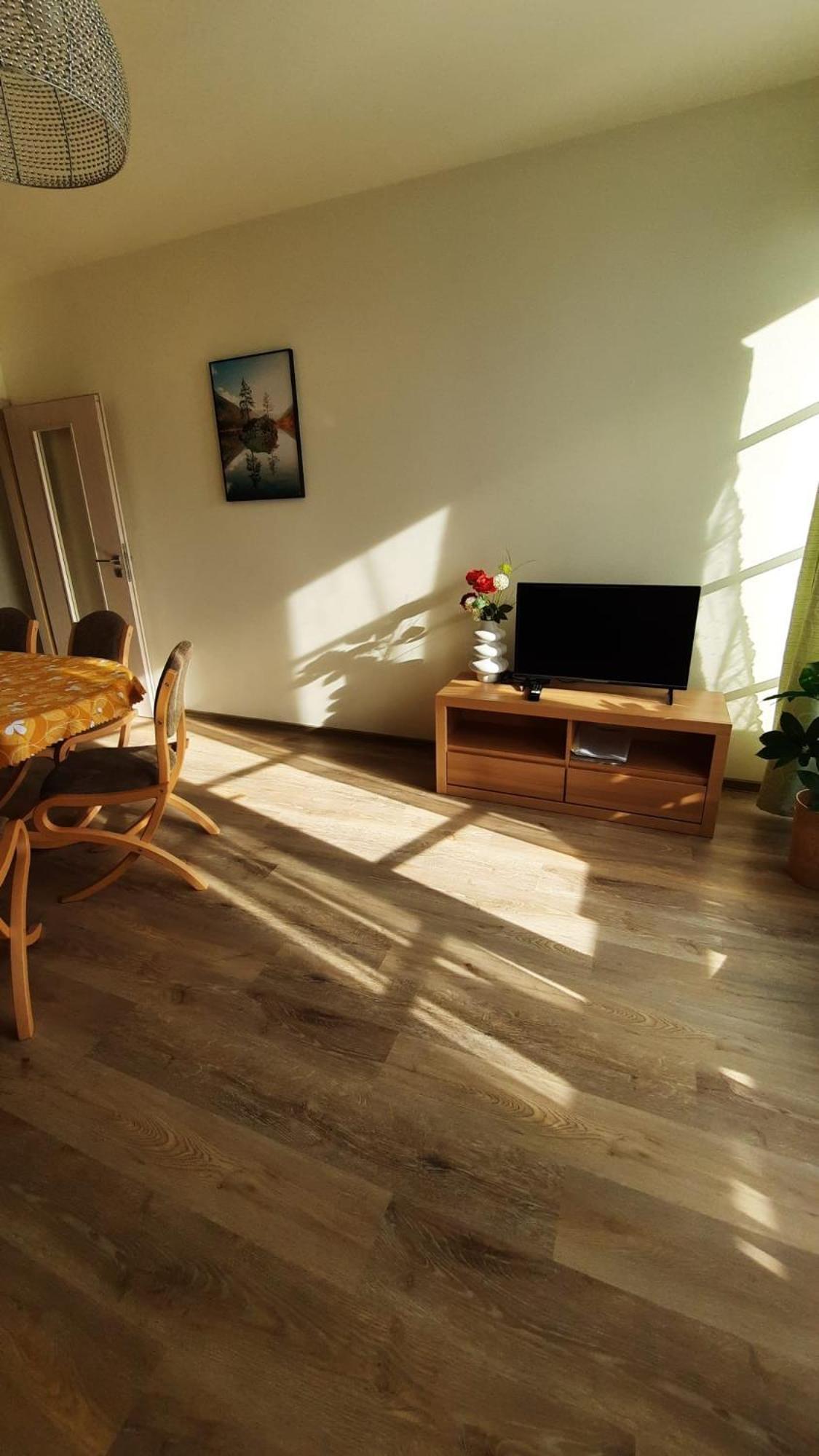 Apartman Perla 28, Ricky Luaran gambar